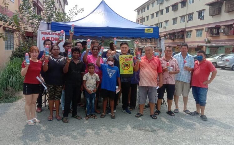  Mengedar notis gotong royong dan ubat nyamuk kepada penduduk bagi menangani isu nyamuk aedes di kawasan.