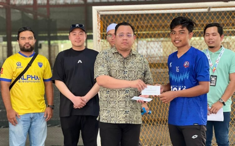  Menyampaikan Hadiah Kejohanan Futsal DUN Sungai Bakap